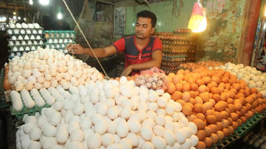 বাজারে ডিম আছে, তবে নেই ক্রেতা